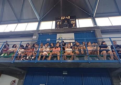 Imagen secundaria 1 - &#039;Las olvidonas&#039; se proclaman ganadoras de la I Maratón de Fútbol Sala Femenino