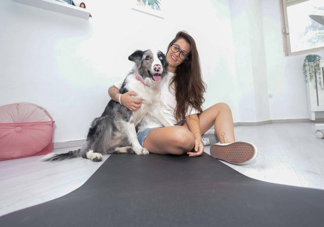 María Bravo enseña a los dueños de mascotas a meditar con ellas.