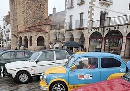 Vehículos expuestos en la Plaza Mayor de Cáceres este sábado.