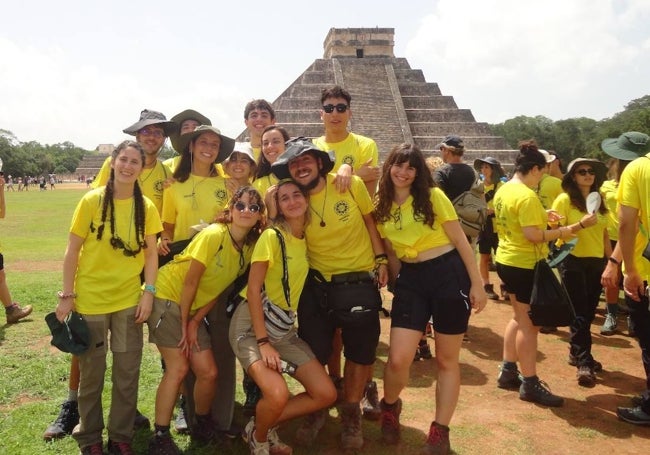 Elisa con otros participantes en la ruta en el templo de Chichén Itzá.