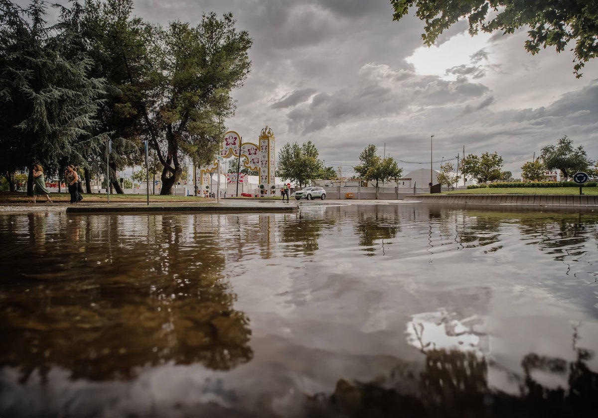 Rotonda de entrada al recinto ferial con agua embalsada.