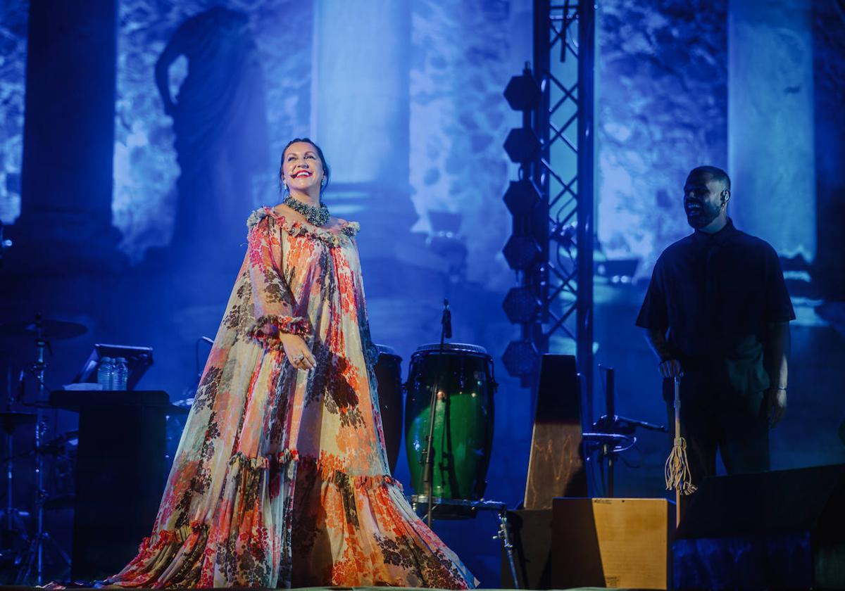 Niña Pastori, en un momento de su actuación anoche en el Teatro Romano de Mérida.