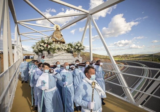 Imagen de la bajada de la Virgen de la Montaña de 2022, año en el que pasó por primera vez por el puente de la Ronda Sureste.