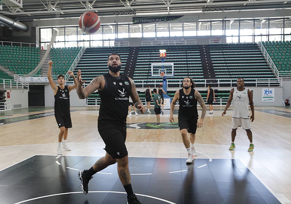 El pívot brasileño Andre Dikembe durante la sesión de entrenamientos del Cáceres este lunes en el renovado parqué del Multiusos.