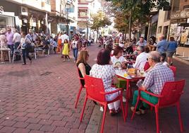 Terrazas en el tramo peatonal de Urbano González Serrano.