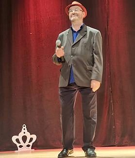 Imagen secundaria 2 - Arriba, foto de familia de los finalistas junto a los organizadores del certamen. Abajo, momento de las actuaciones de 'Las Seis Lunas' y de Leonardo Dantés.