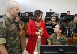 La ministra de Defensa en funciones con la número uno de la promoción, María del Mar Vidal.