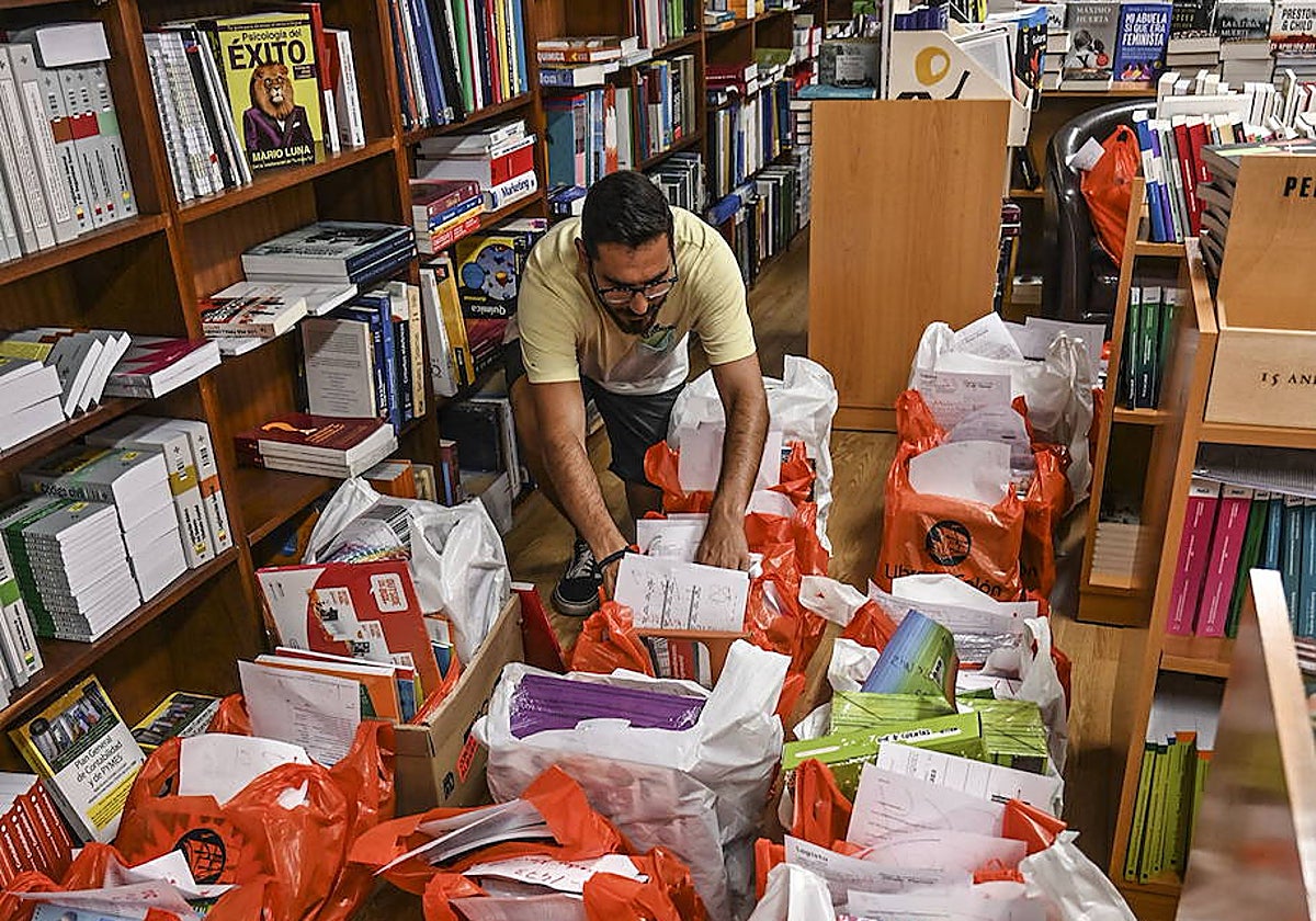 Lotes de libros en un establecimiento de Badajoz.