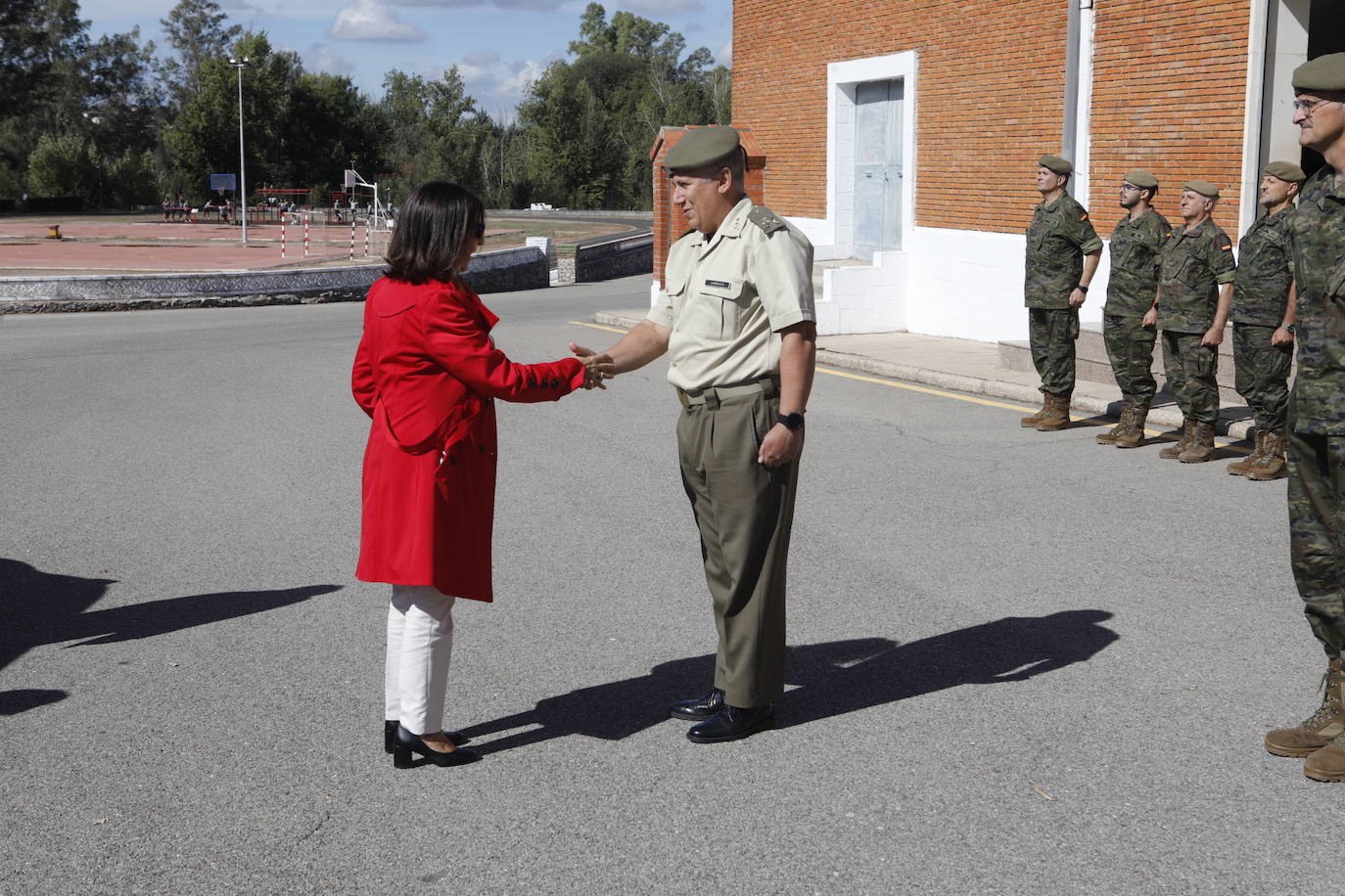 La visita de la ministra de Defensa a Cáceres, en imágenes