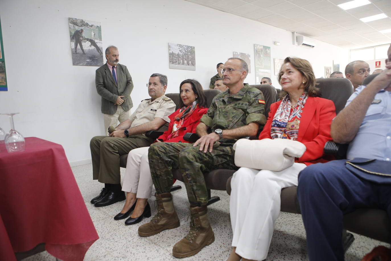 La visita de la ministra de Defensa a Cáceres, en imágenes