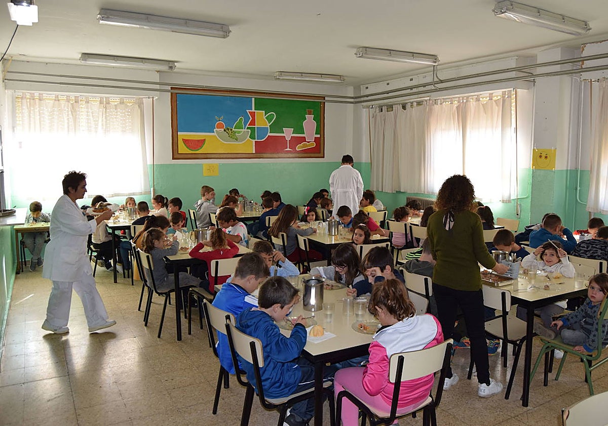 Escolares en un comedor en una imagen de archivo.