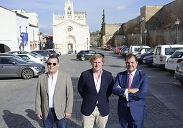 El alcalde, Ignacio Gragera, entre Javier Gijón (edil de Hacienda) y el portavoz de Vox (Marcelo Amarilla) este martes en la plaza de San José, que rehabilitarán con estos fondos.