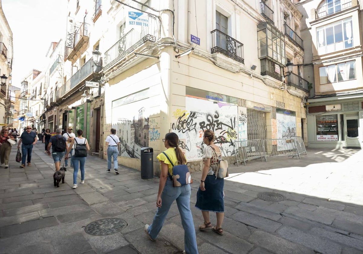 Esquina de la calle Pintores con Moret, donde Lizarrán ha echado el cierre y el Ayuntamiento arreglará de forma subsidiaria el edificio anexo.