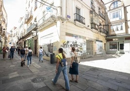 Esquina de la calle Pintores con Moret, donde Lizarrán ha echado el cierre y el Ayuntamiento arreglará de forma subsidiaria el edificio anexo.