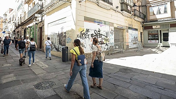 El eje comercial Pintores-Moret de Cáceres suma 24 locales vacíos, el 40 por ciento del total