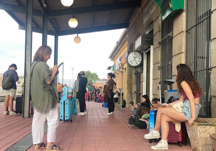 Los viajeros esperan en la estación de Navalmoral de la Mata.