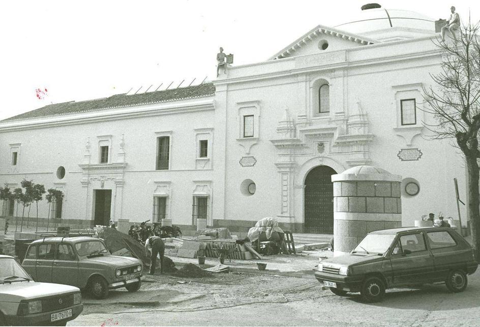 Obras para ordenar la plaza una vez que se había reformado el edificio principal