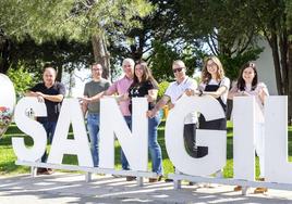 Vecinos de San Gil con su alcaldesa (en el centro)