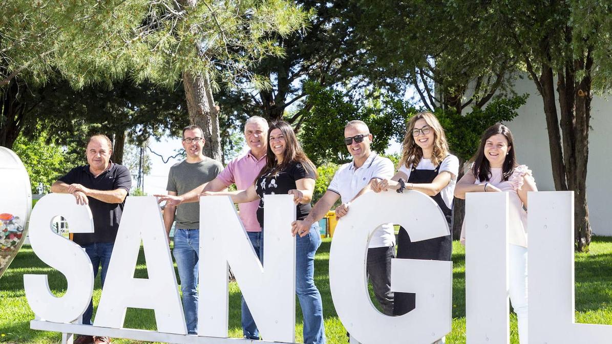 Vecinos de San Gil con su alcaldesa (en el centro)