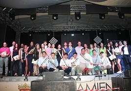 Foto de familia de todos los participantes en el acto inaugural de la Ferias y Fiestas de Monesterio 2023