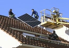 Instalación de placas solares en un edificio residencial.