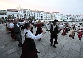 Baile del Redoble este jueves en la Plaza Mayor de Cáceres.