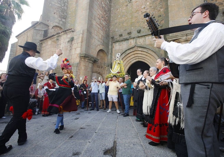 La Virgen de Guadalupe del Vaquero salió este viernes en procesión desde Santiago.