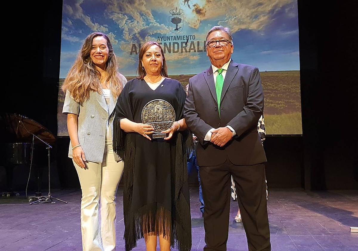 Adoración Gutiérrez (portavoz del PP), Mar Domínguez (directora de HOY) y José María Ramírez (alcalde de Almendralejo).