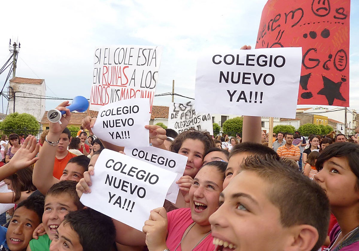 Navalvillar de Pela lleva más de una década reivindicando un nuevo colegio.