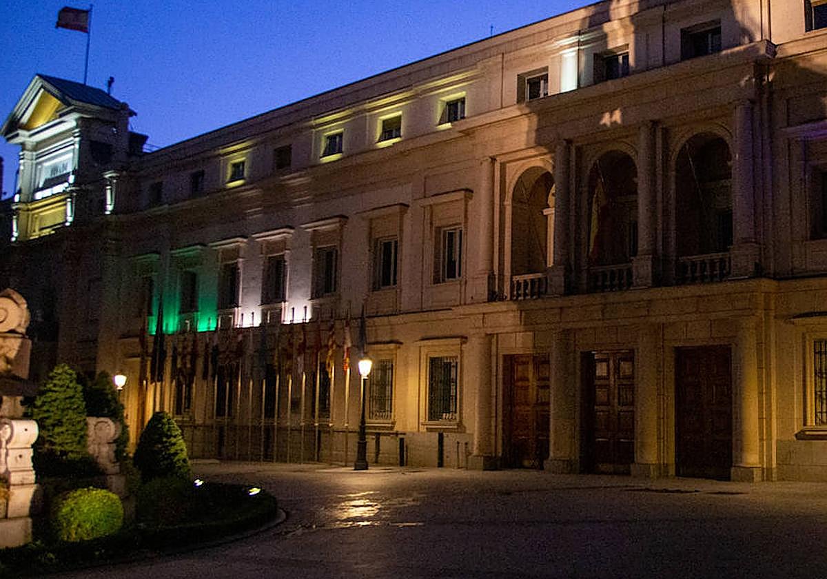 El Senado se ilumina con los colores de Extremadura.