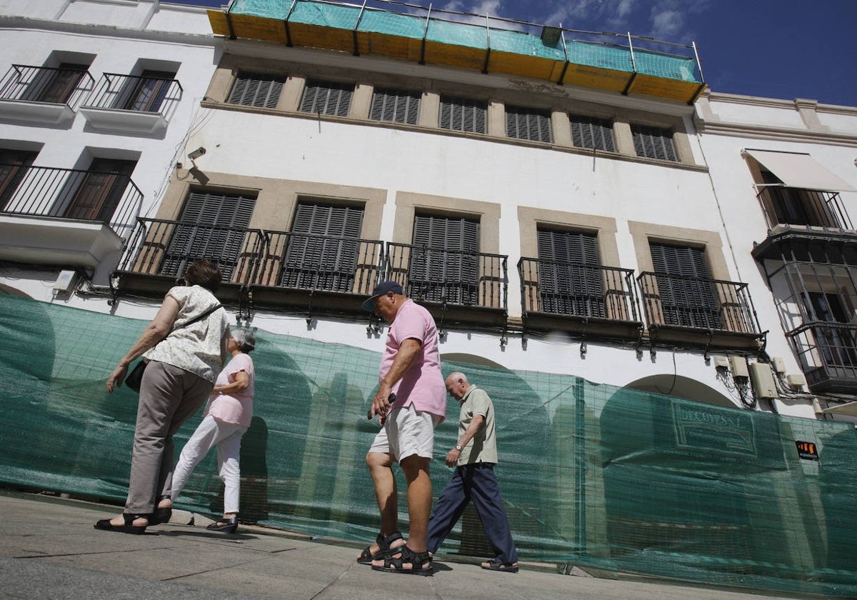 Lonas de obra instaladas en la fachada del centro de mayores de la Plaza.