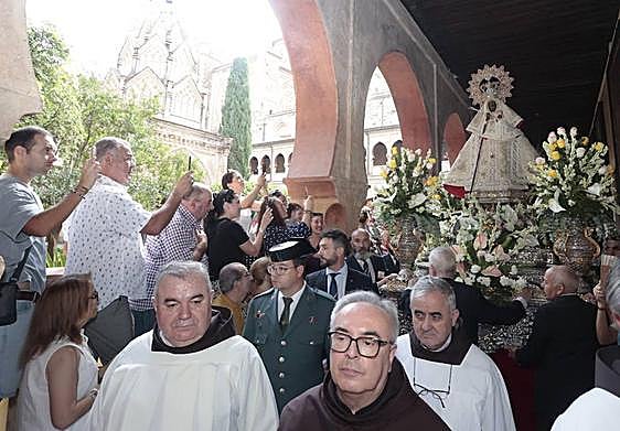 La procesión por la basílica y el claustro mudéjar del Monasterio junto a los fieles de la Virgen de Guadalupe.