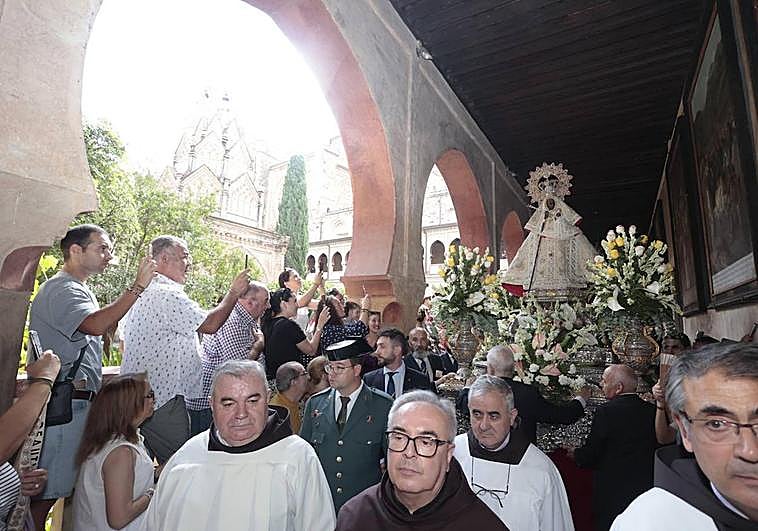 La procesión por la basílica y el claustro mudéjar del Monasterio junto a los fieles de la Virgen de Guadalupe.