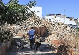 Un hombre pasea entre los escombros del parque de la Viña a principios de agosto.