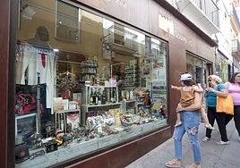 Tienda de souvenires y arte en la calle Pintores con productos relacionados con 'Juego de tronos'.