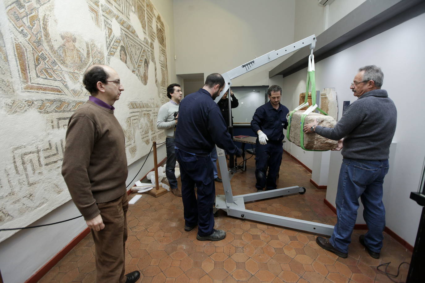 Llegada de la piedra fundacional al Museo, que entonces dirigía Juan Valadés.