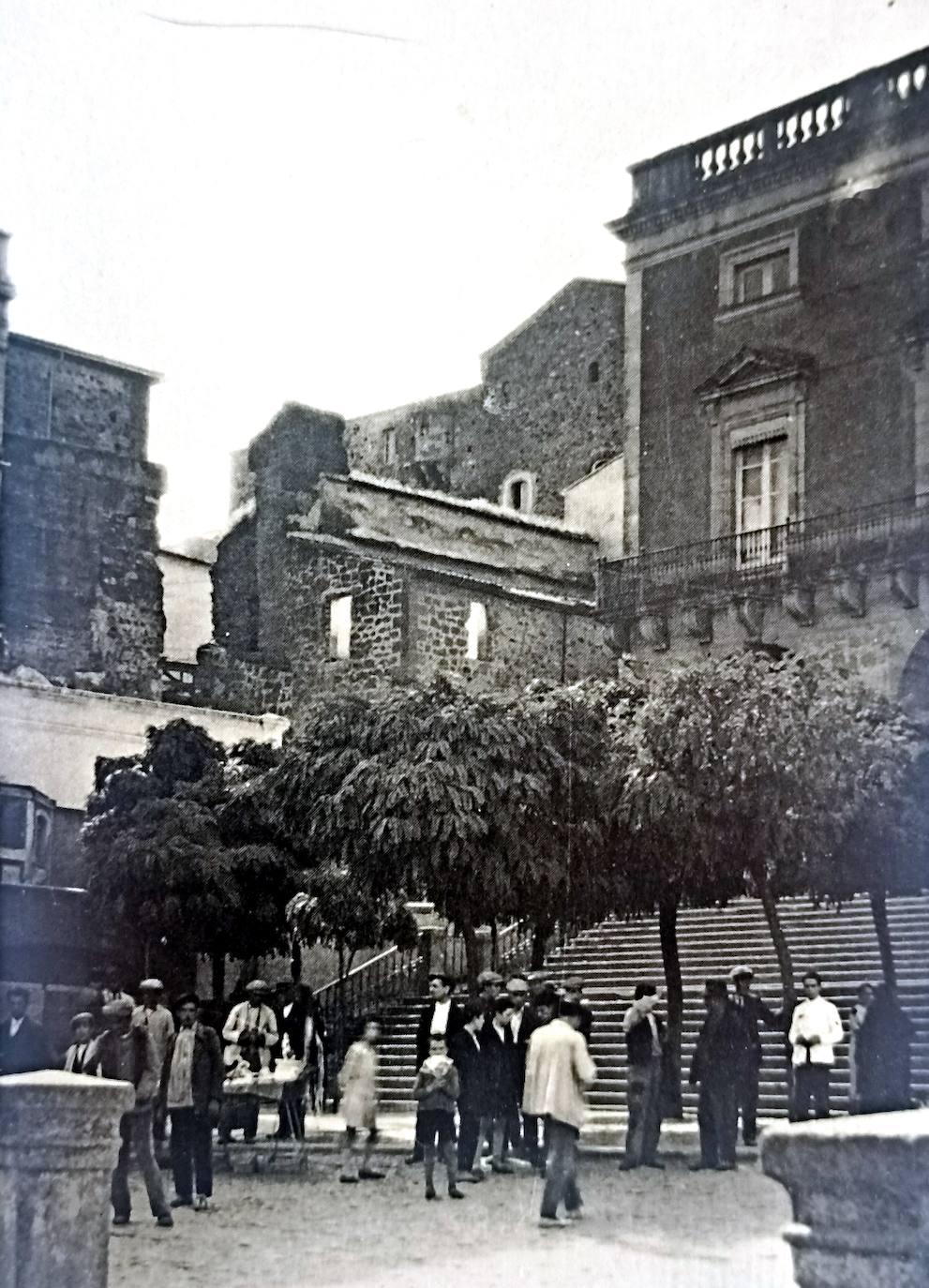 Año 1929. Vista del antiguo mercado desde la Plaza Mayor.