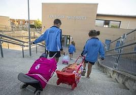 Imagen de archivo de alumnos que entran el primer día de clase en un colegio de Cáceres.