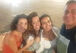 La pareja de Puebla de la Calzada junto a las dos amigas con las que habían viajado a Marruecos, anoche cuando llegaron a España.