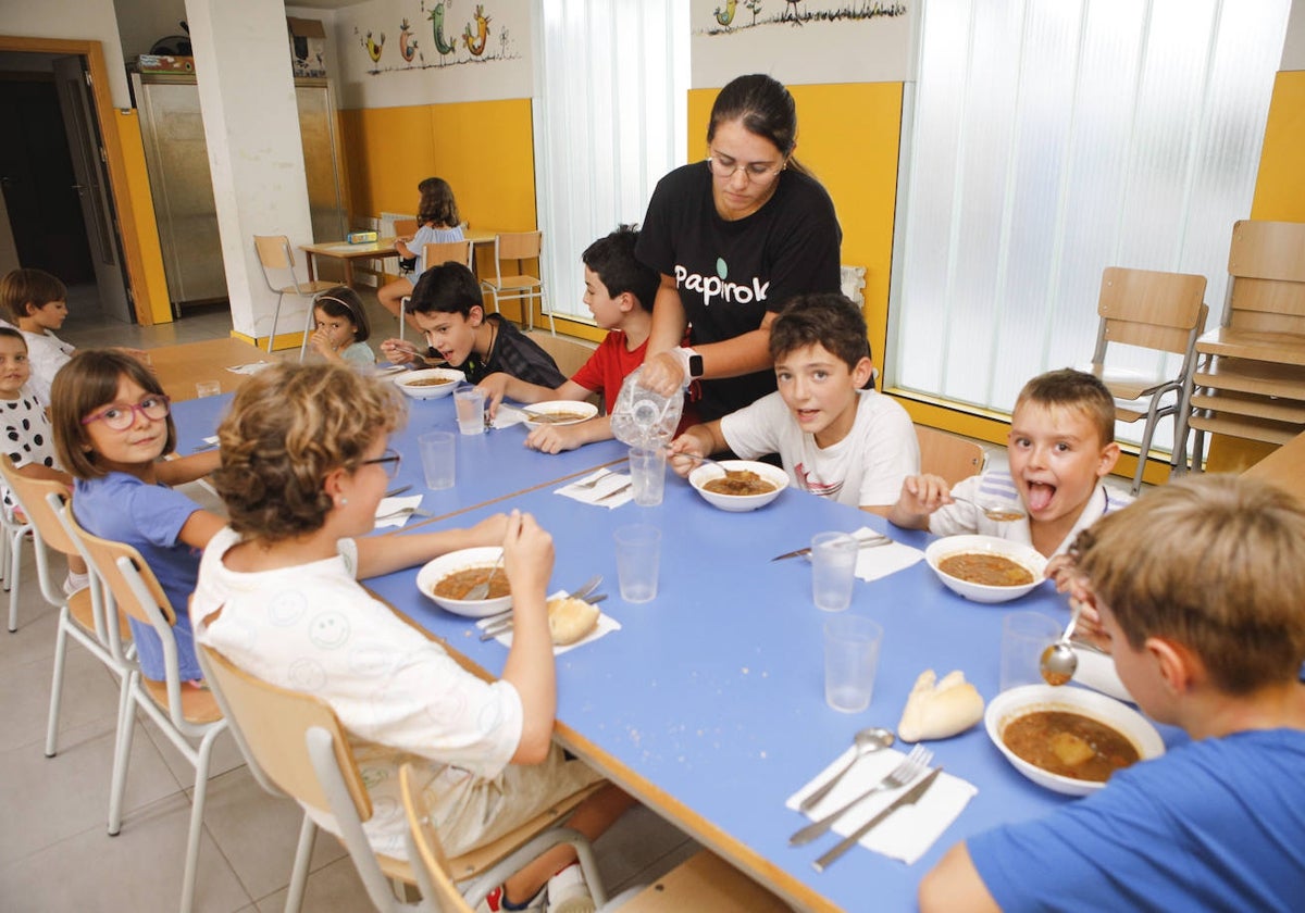 Alumnado del CEIP Nuestra Señora de la Montaña en su comedor escolar.