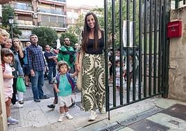 Niños entrando este lunes en el colegio Prácticas de Cáceres.