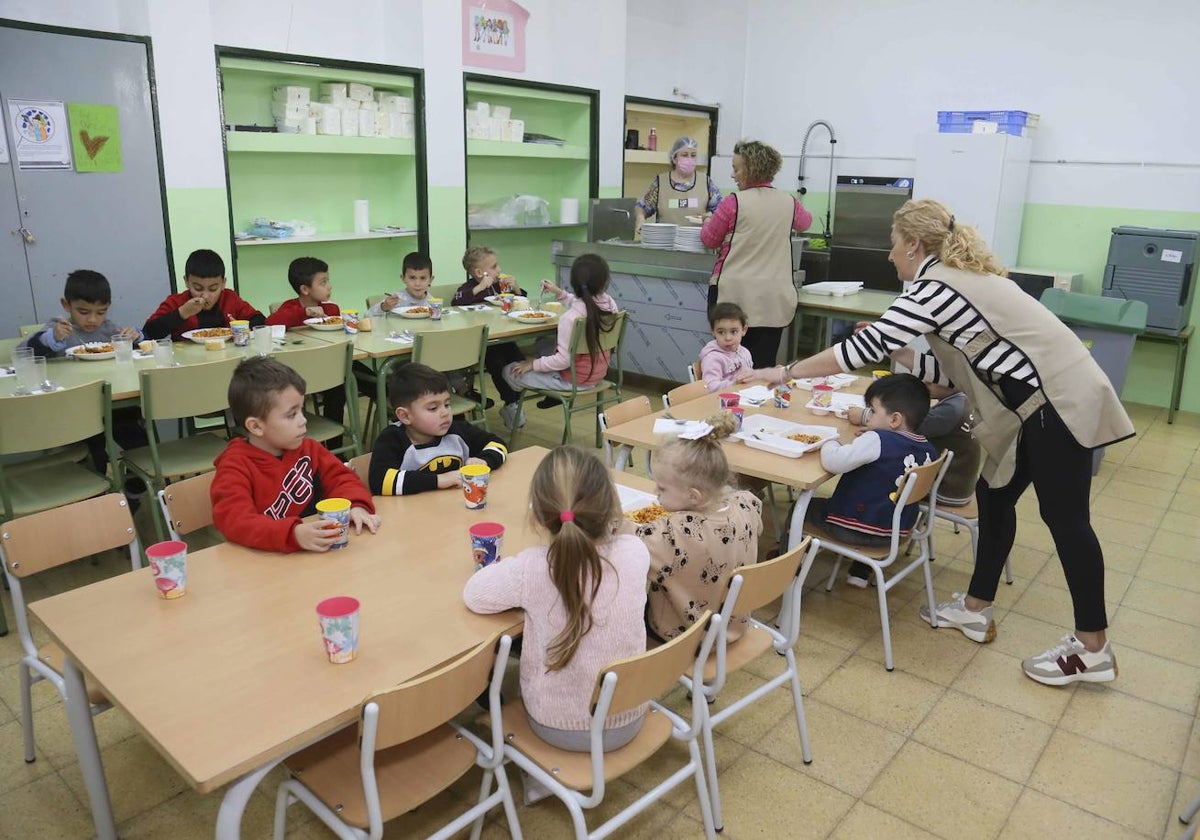 Escolares en el comedor de un colegio de Mérida.