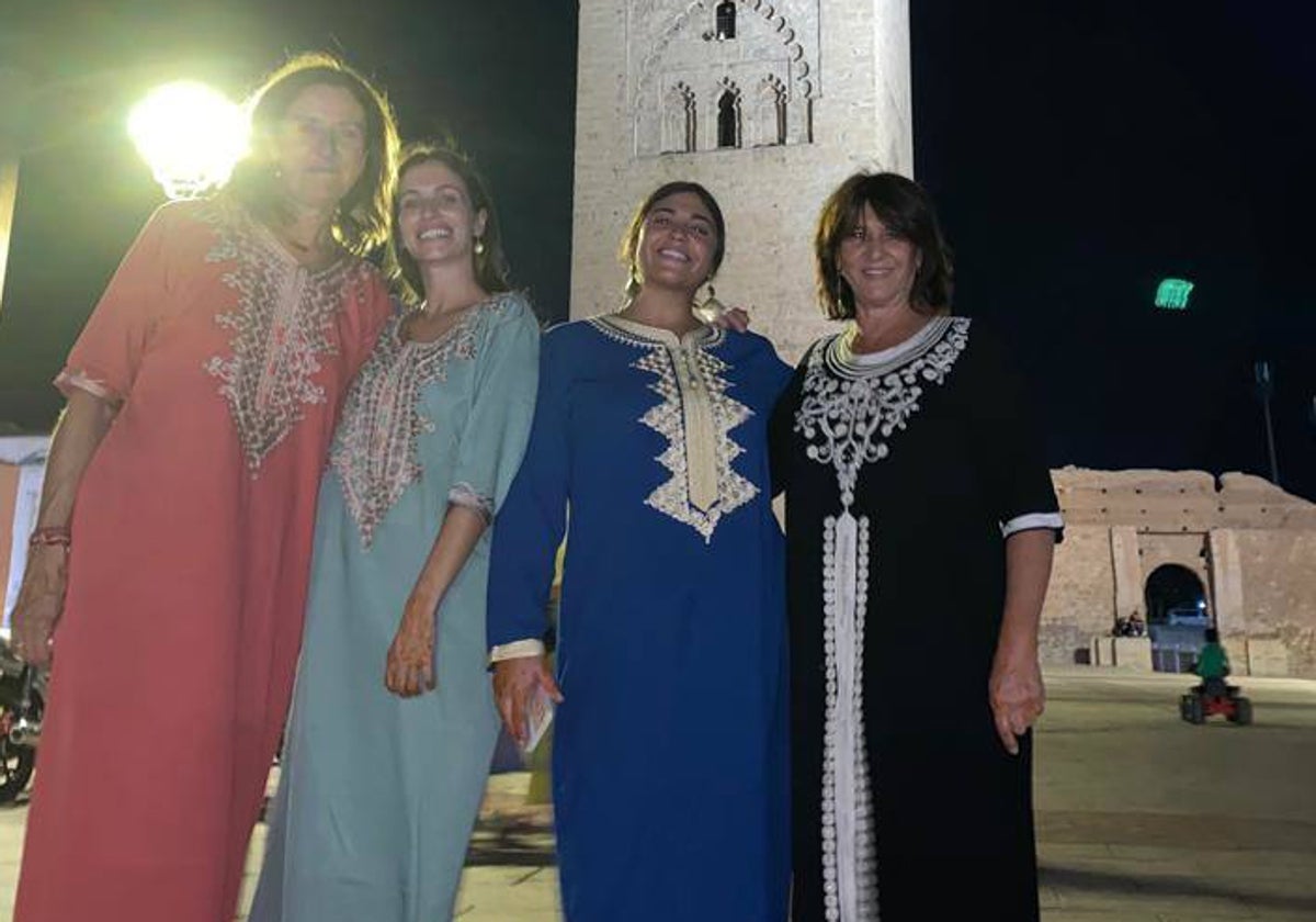 Charo Rodríguez, Rocío Herrera, Ana Herrera y Paqui Hinchado ante el minarete de la Kutubia, que se ha derrumbado.