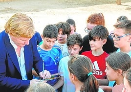El alcalde de Badajoz firma autógrafos a los alumnos del colegio Lope de Vega.