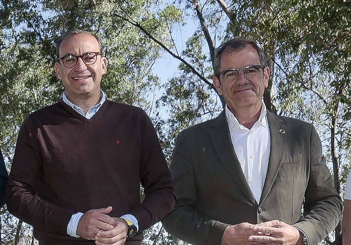 Rafael Mateos, a la izquierda, junto a Eduardo Gutiérrez, de Vox.