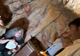 El alcalde y los concejales de Cultura y Patrimonio atienden las explicaciones de la restauradora, Fátima Gibello, en el interior de la cueva diseñada en Las Claras.