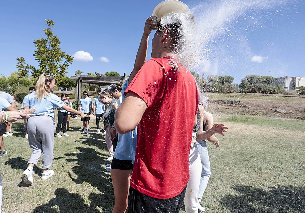 Una veterana echando harina a un novato en el campus de Cáceres este martes.
