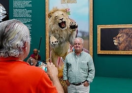 Dos asistentes a Feciex se hacen fotos en la exposición de Jesús Caballero.