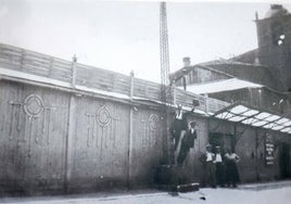 La barraca 'Gabriel y Galán' que hace un siglo ocupaba la zona ajardinada de la plaza de San Juan.