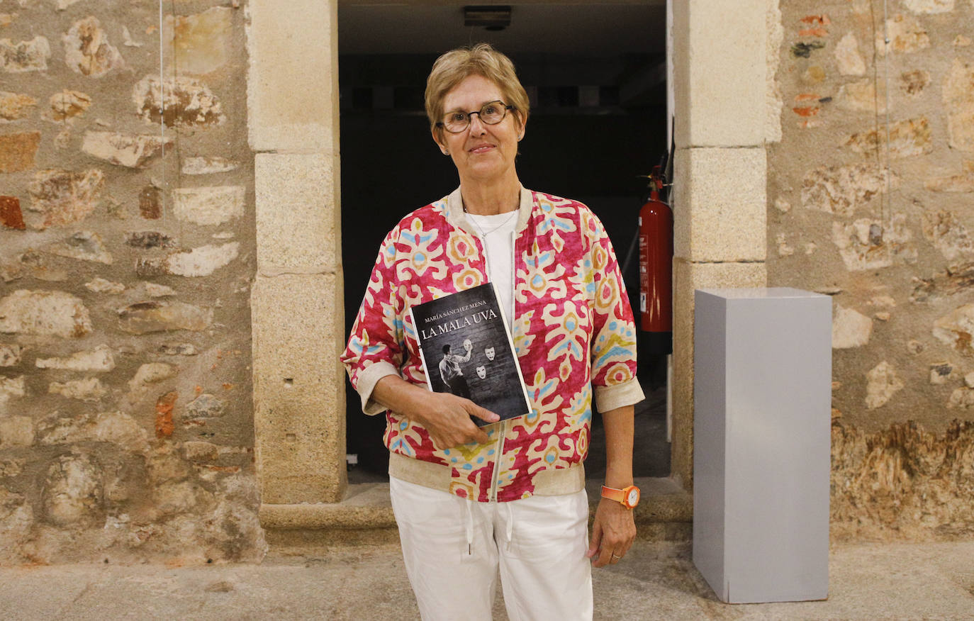 María Sánchez Mena presentó en el Ateneo de Cáceres su libro 'Mala Uva'